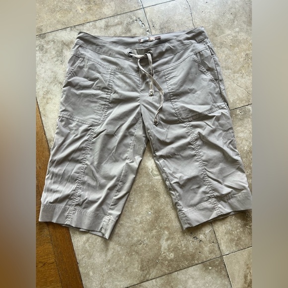 Prana ladies quick dry Bermuda shorts. Excellent condition. Medium. Khaki - Picture 3 of 7